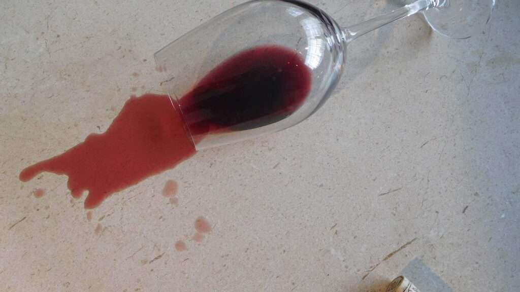 wijnglas op vloer